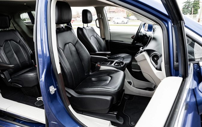 Chrysler Pacifica cena 138900 przebieg: 88000, rok produkcji 2020 z Szczecin małe 781